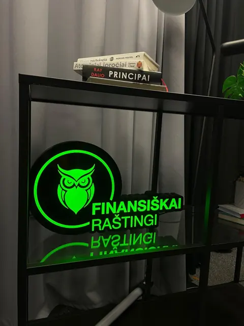 Apvali LED šviesdėžė su žaliu logotipu ant stelažo