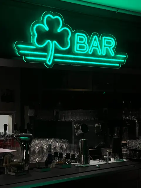 Žalias LED neoninis baro ženklas su dobilo lapu
