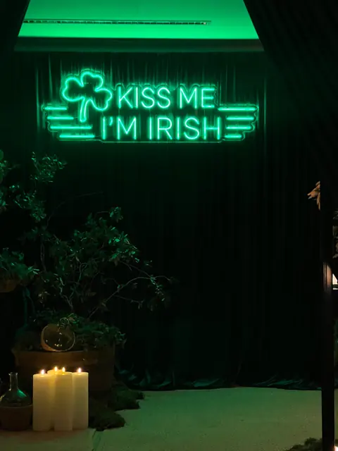 Žalias LED neoninis užrašas „Kiss me I’m Irish“ baro renginiui