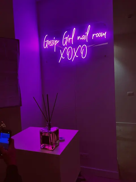 Violetinis LED neoninis nagų studijos užrašas rašytiniu šriftu