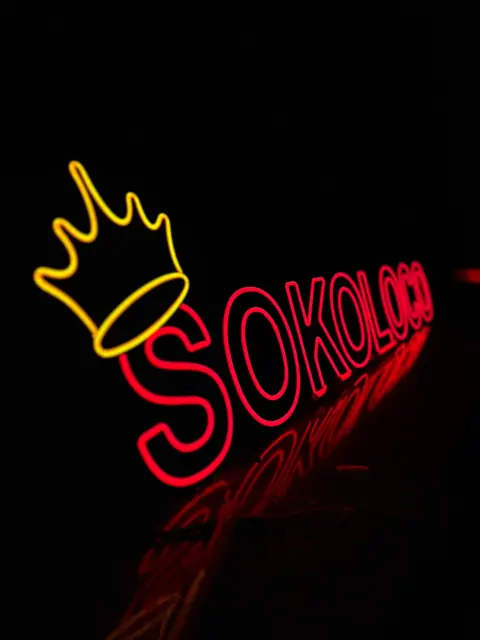 Raudonas LED neoninis užrašas su geltona karūna