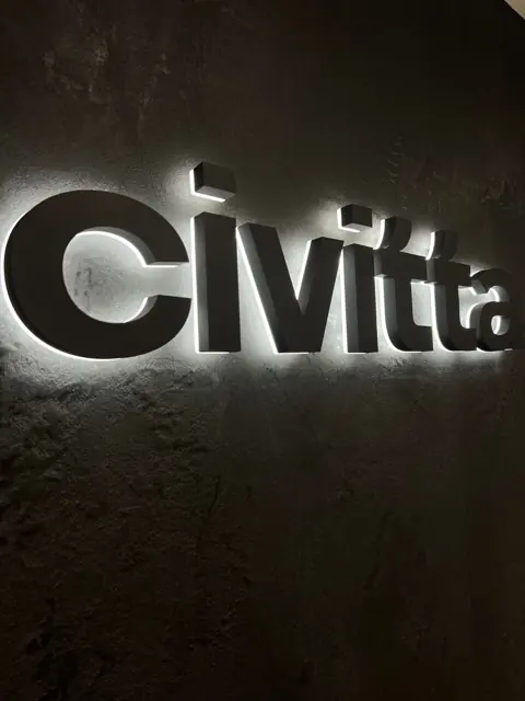 Tos pačios tūrinės raidės su įjungtu LED galiniu apšvietimu